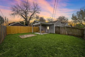 Baytown Private Studio Apartment covered patio Sleeps 4 by the bay skate park main street water park